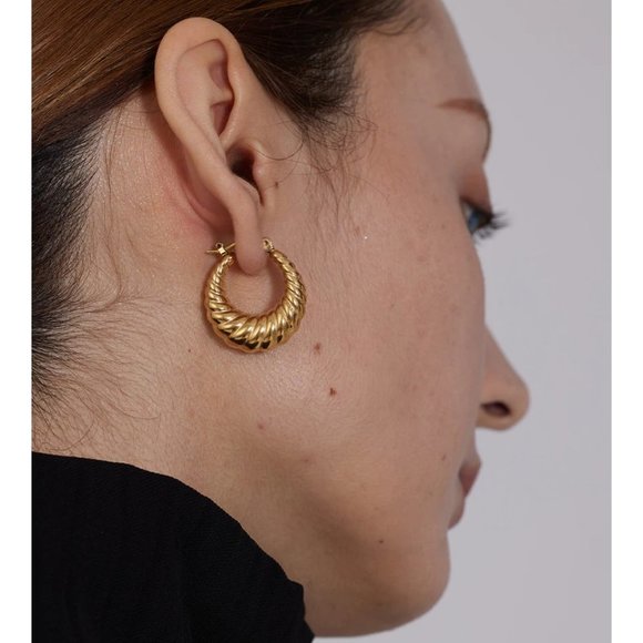 NEW 18K Gold Plated Croissant Hoop Earrings - Picture 2 of 5